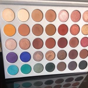 Very minimally used Jaclyn Hill Palette!